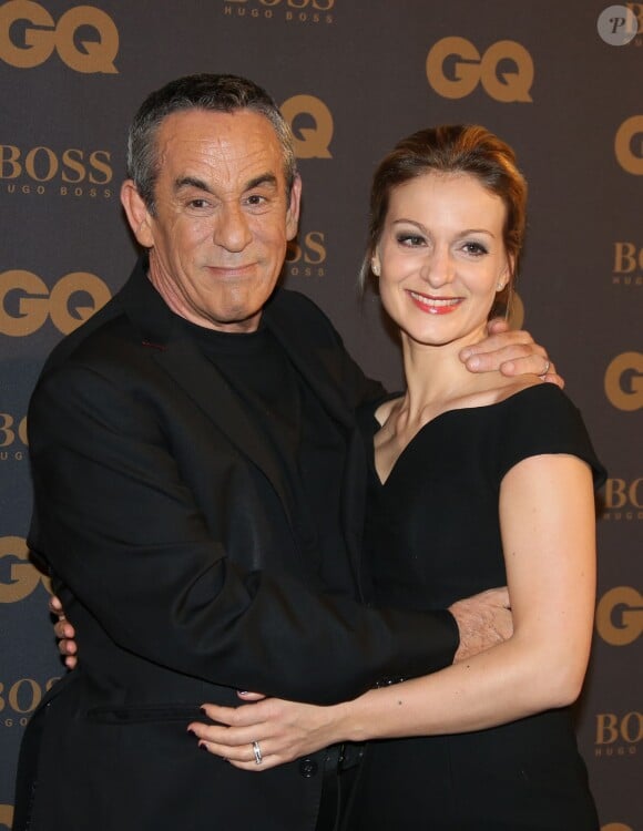 Thierry Ardisson et sa femme Audrey Crespo-Mara - Photocall de la cérémonie des "GQ 2015, Les Hommes de l'Année" au Shangri-La Hotel à Paris, le 25 janvier 2016.