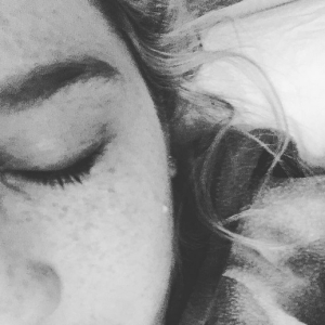 Kesha a publié une photo d'une larme sur sa page Instagram, après que son procès ait été repoussé alors que ses fans étaient venus la soutenir devant le tribunal, au mois de janvier 2016.