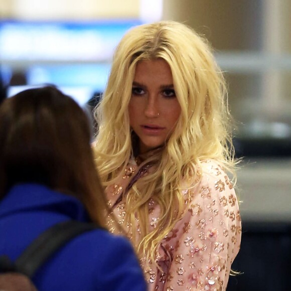 Kesha arrive à l‘aéroport de LAX à Los Angeles pour prendre l'avion, le 10 janvier 2016