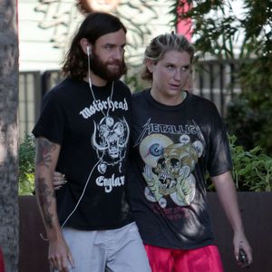 La chanteuse Kesha et son compagnon Brad Ashenfelter portent des t-shirts de musique métal à Los Angeles le 21 octobre 2015. © CPA/Bestimage