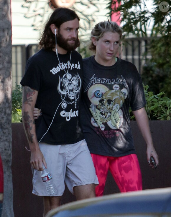 La chanteuse Kesha et son compagnon Brad Ashenfelter portent des t-shirts de musique métal à Los Angeles le 21 octobre 2015. © CPA/Bestimage