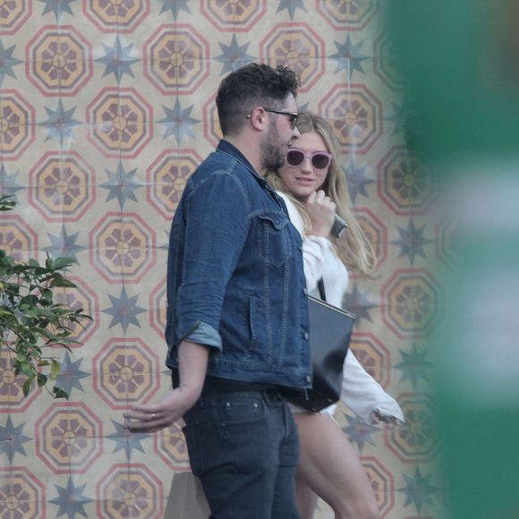 Exclusif - La chanteuse Kesha, qui semble avoir pris quelques kilos, sort déjeuner avec un ami à Los Angeles le 4 novembre 2015. © CPA/Bestimage