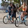 Exclusif - Kesha fait du vélo avec son petit ami Brad Ashenfelter à Santa Monica. Elle discute et s'amuse avec Brad et lui fait des doigts d'honneur. Le 18 octobre 2015