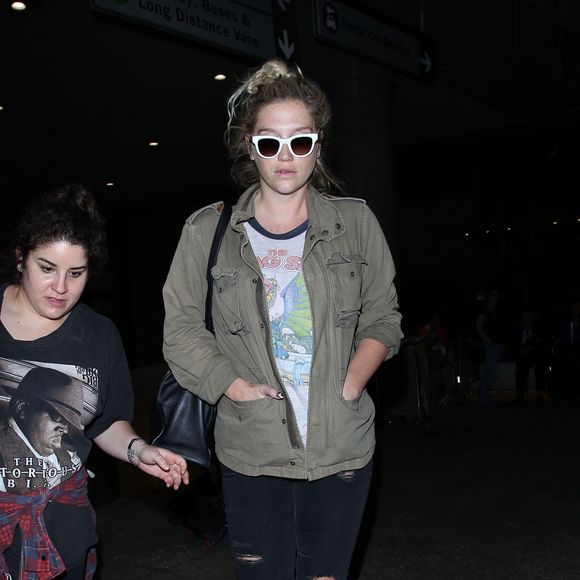Kesha arrive à l'aéroport de LAX à Los Angeles, le 17 octobre 2015