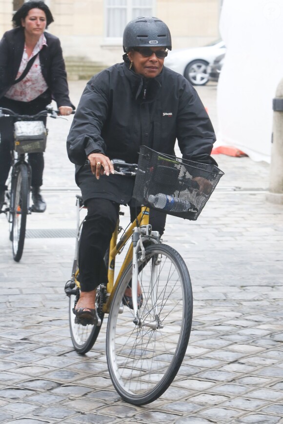 La ministre de la Justice Christiane Taubira quitte à vélo l'hôtel Matignon après son entretien avec le premier ministre Manuel Valls à Paris, le 25 août 2014.