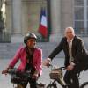 La ministre de la justice, garde des sceaux, Christiane Taubira sort à vélo du Palais de l'Elysée après un rendez-vous avec le président de la république François Hollande à Paris, le 13 mars 2014.