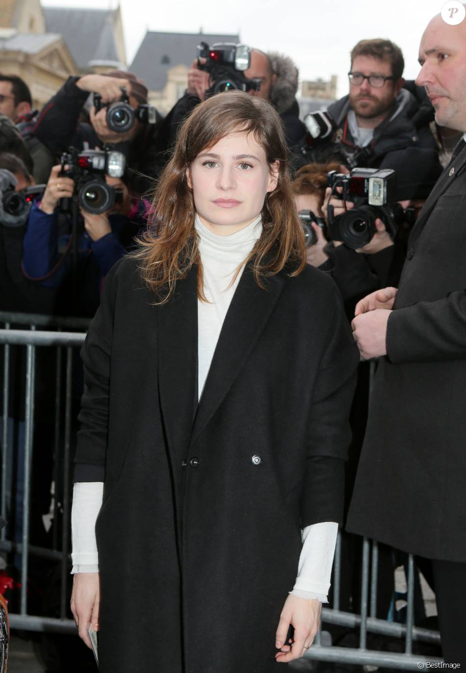 Qui Est La Compagne De Christine And The Queens Christine and the Queens (Héloïse Letissier) - Arrivées au défilé Haute