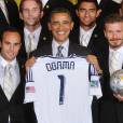 Barack Obama avec David Beckham et Landon Donovan à la Maison Blanche après avoiré té sacrés champions de MLS, à Washington le 15 mai 2012