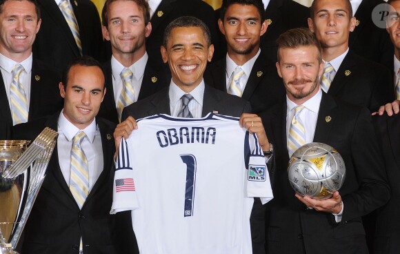 Barack Obama avec David Beckham et Landon Donovan à la Maison Blanche après avoiré té sacrés champions de MLS, à Washington le 15 mai 2012
