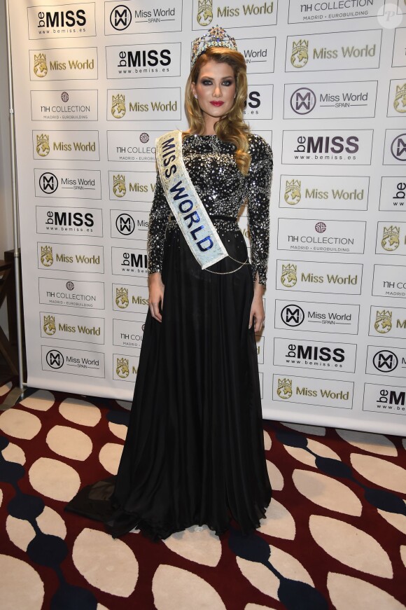 La jolie Mireia Lalaguna, Miss Monde 2015, lors d'une cérémonie à Madrid. Le 20 janvier 2016