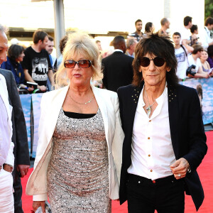 Pattie Boyd et Ronnie Wood à la projection de George Harrison: Living In The Material World à Londres en octobre 2011