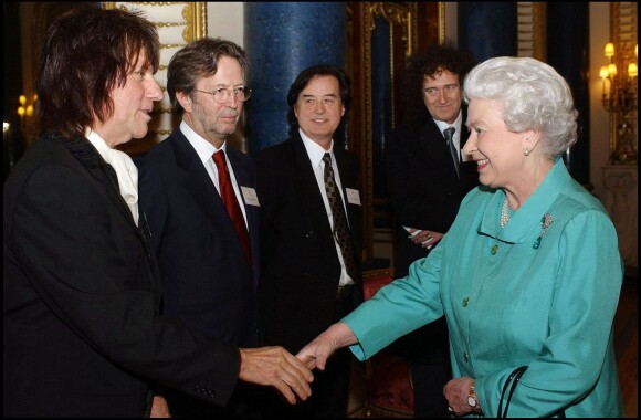 Jeff Beck, Eric Clapton, Jimmy Page et Brian May salués par la reine Elizabeth II lors d'une réception à Buckingham Palace le 1er mars 2005