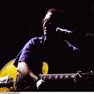 Eric Clapton en concert à Göteborg, en Suède, en avril 2001.
