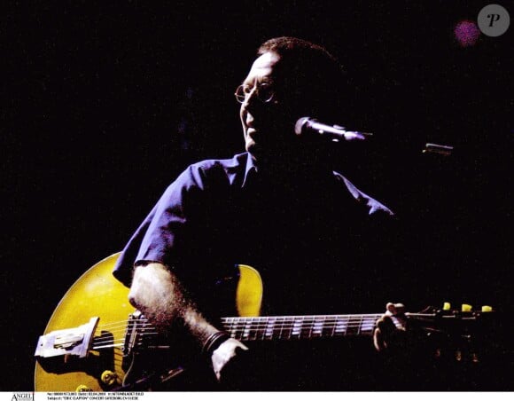 Eric Clapton en concert à Göteborg, en Suède, en avril 2001.