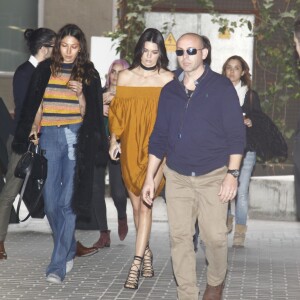 Kendall Jenner arrive au magasin Mango à Barcelone, le 28 janvier 2016.