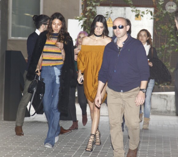 Kendall Jenner arrive au magasin Mango à Barcelone, le 28 janvier 2016.