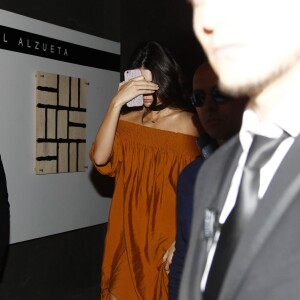 Kendall Jenner arrive au magasin Mango à Barcelone, le 28 janvier 2016.