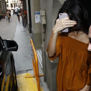 Kendall Jenner arrive au magasin Mango à Barcelone, le 28 janvier 2016.