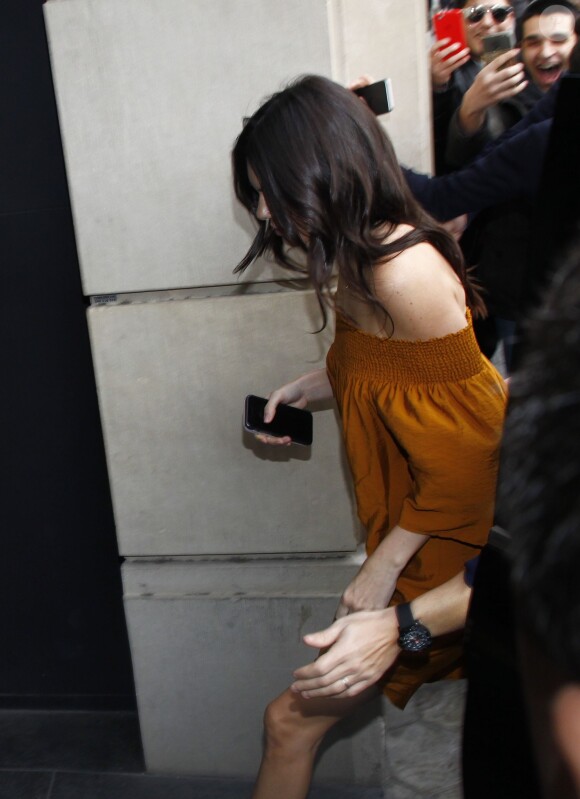 Kendall Jenner arrive au magasin Mango à Barcelone, le 28 janvier 2016.