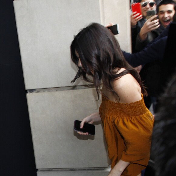 Kendall Jenner arrive au magasin Mango à Barcelone, le 28 janvier 2016.