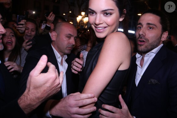 Kendall Jenner provoque la furie de ses admiratrices lors de la soirée Tribal Spirit de Mango à Barcelone. Le 28 janvier 2016.