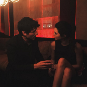 Andres Velencoso et Kendall Jenner en pleine discussion lors de la soirée "Tribal Spirit" de Mango. Barcelone, le 28 janvier 2015.