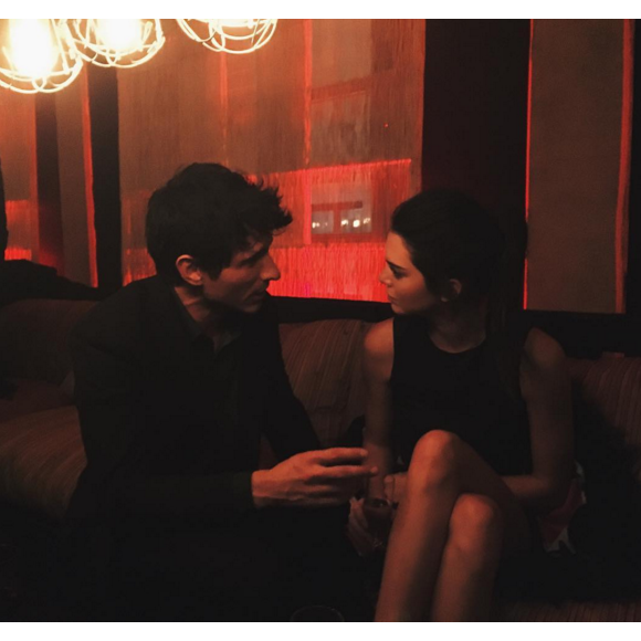 Andres Velencoso et Kendall Jenner en pleine discussion lors de la soirée "Tribal Spirit" de Mango. Barcelone, le 28 janvier 2015.