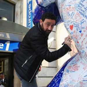 Exclusif - Cyril Hanouna - L'artiste contemporain Richard Orlinski se mobilise après les attentats survenus le 13 novembre à Paris, et crée un Kong revisité en Bleu Blanc Rouge pour Risposte. © Céline Bonnarde / Bestimage