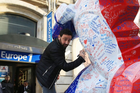Exclusif - Cyril Hanouna - L'artiste contemporain Richard Orlinski se mobilise après les attentats survenus le 13 novembre à Paris, et crée un Kong revisité en Bleu Blanc Rouge pour Risposte. © Céline Bonnarde / Bestimage