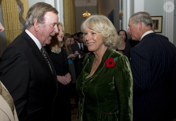 Camilla Parker Bowles et Sir Terry Wogan à l'ambassade d'Irlande à Londres, le 9 novembre 2010