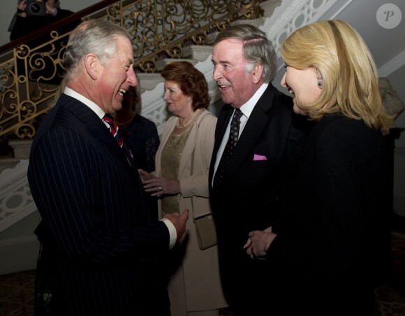 Le prince Charles et Sir Terry Wogan à l'ambassade d'Irlande à Londres, le 9 novembre 2010