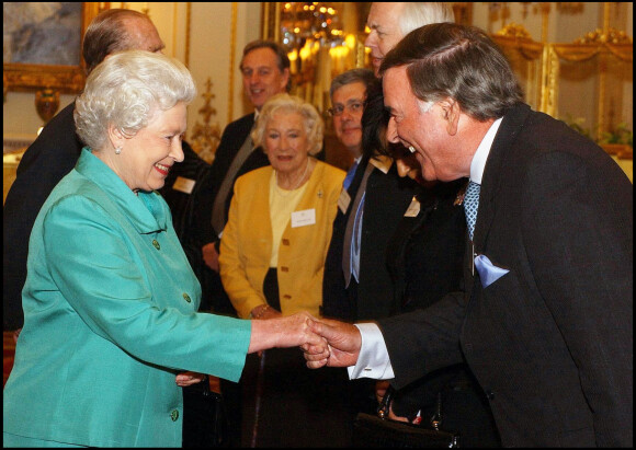 Sir Terry Wogan et la reine Zlizabeth II à Buckingham Palace à Londres, le 1er mars 2005