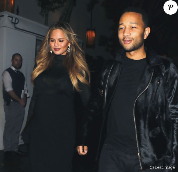 Chrissy Teigen, enceinte, et son mari John Legend au Chateau Marmont à Los Angeles, le 30 janvier 2016.