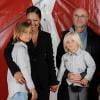 Phil Collins et Orianne Cevey posent avec leurs enfants Nicholas et Matthew à Genève, le 28 août 2009