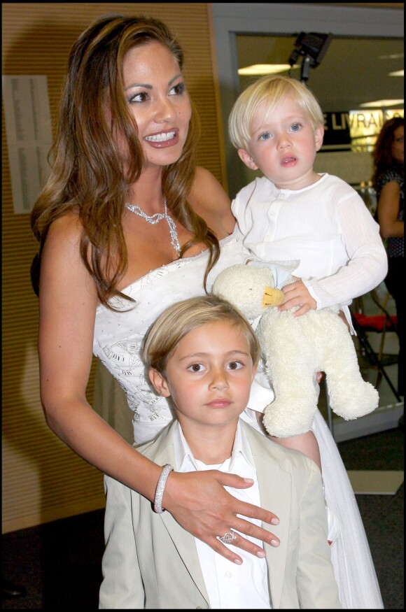 Orianne Collins avec ses enfants Matthew et Nicholas, fruits de son mariage avec Phil Collins, lors de la soirée de bienfaisance de la fondation Little Dreams à Lausanne, le 26 avril 2007