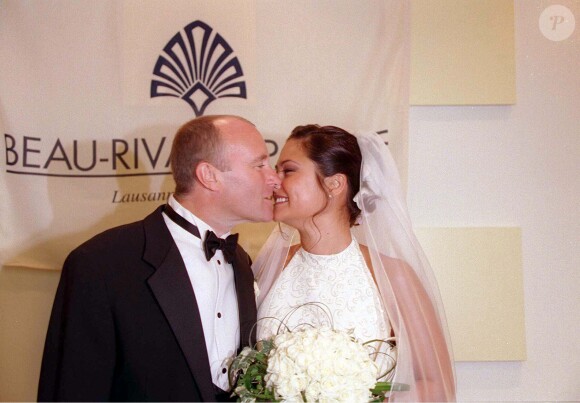 Phil Collins et Orianne Cevey à l'hôtel Beau-Rivage de Lausanne en Suisse lors de leur mariage, le 25 juillet 1999