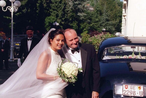 Phil Collins et son épouse Orianne à l'hôtel Beau-Rivage de Lausanne en Suisse lors de leur mariage, le 25 juillet 1999