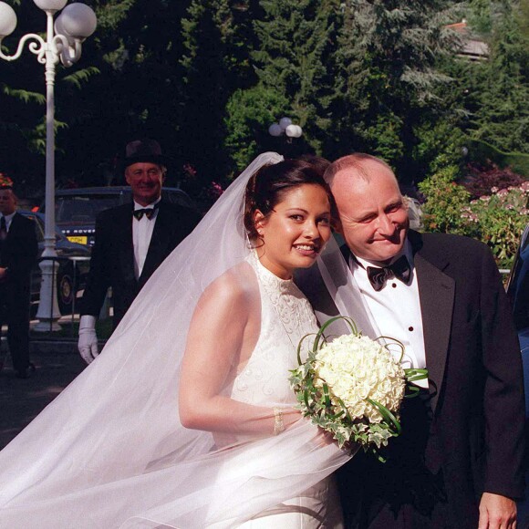 Phil Collins et son épouse Orianne à l'hôtel Beau-Rivage de Lausanne en Suisse lors de leur mariage, le 25 juillet 1999
