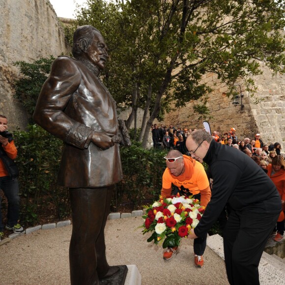 Le prince Albert II de Monaco dépose une gerbe au pied de la statue du prince Ranier III lors de la deuxième marche organisée par la Fondation Flavien à l'occasion de la Journée Internationale des Cancers Pédiatriques et des Maladies Rares à Monaco le 31 janvier 2016. © Bruno Bebert / Pool Restreint / Bestimage