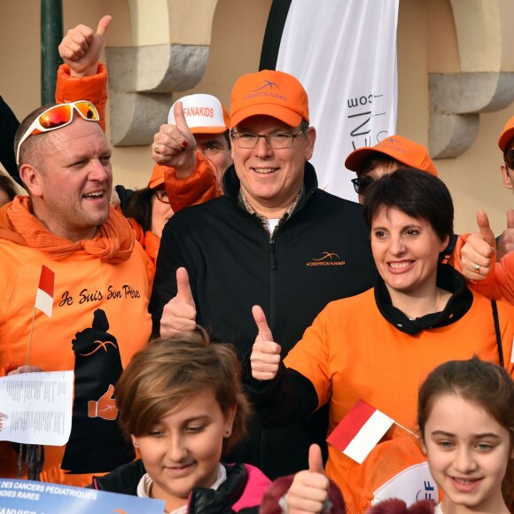 Le prince Albert II de Monaco a participé à la deuxième marche organisée par la Fondation Flavien à l'occasion de la Journée Internationale des Cancers Pédiatriques et des Maladies Rares à Monaco le 31 janvier 2016. La princesse Caroline de Hanovre, accompagnée de sa fille la princesse Alexandra et de sa belle-fille Beatrice Borromeo, l'a rejoint vers la fin du parcours, avant une cérémonie sur la Place d'Armes de la principauté. © Bruno Bebert / Pool Restreint / Bestimage