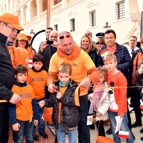 Le prince Albert II de Monaco a participé à la deuxième marche organisée par la Fondation Flavien à l'occasion de la Journée Internationale des Cancers Pédiatriques et des Maladies Rares à Monaco le 31 janvier 2016. La princesse Caroline de Hanovre, accompagnée de sa fille la princesse Alexandra et de sa belle-fille Beatrice Borromeo, l'a rejoint vers la fin du parcours, avant une cérémonie sur la Place d'Armes de la principauté. © Bruno Bebert / Pool Restreint / Bestimage