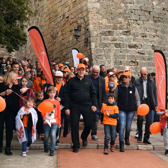 Le prince Albert II de Monaco a participé à la deuxième marche organisée par la Fondation Flavien à l'occasion de la Journée Internationale des Cancers Pédiatriques et des Maladies Rares à Monaco le 31 janvier 2016. La princesse Caroline de Hanovre, accompagnée de sa fille la princesse Alexandra et de sa belle-fille Beatrice Borromeo, l'a rejoint vers la fin du parcours, avant une cérémonie sur la Place d'Armes de la principauté. © Bruno Bebert / Pool Restreint / Bestimage