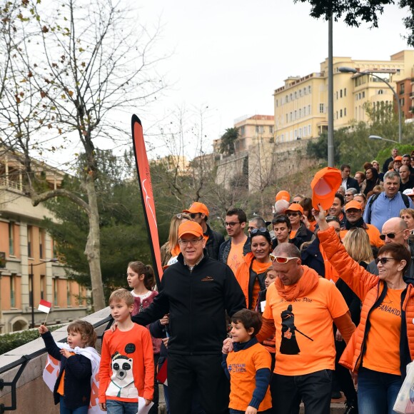 Le prince Albert II de Monaco a participé à la deuxième marche organisée par la Fondation Flavien à l'occasion de la Journée Internationale des Cancers Pédiatriques et des Maladies Rares à Monaco le 31 janvier 2016. La princesse Caroline de Hanovre, accompagnée de sa fille la princesse Alexandra et de sa belle-fille Beatrice Borromeo, l'a rejoint vers la fin du parcours, avant une cérémonie sur la Place d'Armes de la principauté. © Bruno Bebert / Pool Restreint / Bestimage