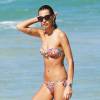La mannequin italienne Sveva Alviti profite du soleil sur une plage à Miami le 12 mars 2015.