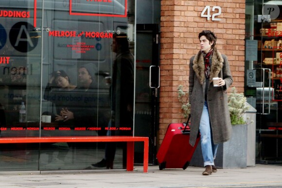Exclusif - Daisy Lowe prend un café avec Tom Cohen avant d'etre rejointe par son père Gavin Rossdale, à Londres le 18 janvier 2016.