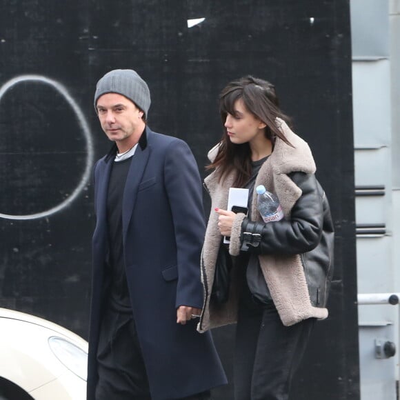 Exclusif - Daisy Lowe prend un café avec son père Gavin Rossdale, à Londres le 18 janvier 2016.