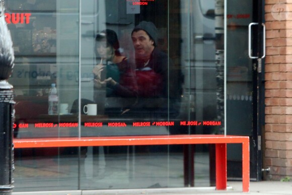 Exclusif - Daisy Lowe prend un verre avec Tom Cohen et retrouve ensuite son père Gavin Rossdale le 18 janvier 2016. Tant que Tom Cohen était marié avec Peaches Geldof, il était le meilleur ami de Daisy Lowe. Maintenant que Peaches est partie depuis deux ans, il semble que la relation des deux amis ait évolué. Peut-être qu'aujourd'hui Daisy Lowe a présenté Tom Cohen à son père, comme compagnon officiel.  Exclusive - For Germany, please call for price Daisy Lowe enjoys a coffee with Tom Cohen in north London before the couple were joined by her dad, Gavin Rossdale. Cohen, who was married to Peaches Geldof, left the cafe soon after with an overnight bag. It seems Daisy is taking her relationship with Tom to a new level having introduced hi to her rocker father. 18 January 2016.18/01/2016 - Londres