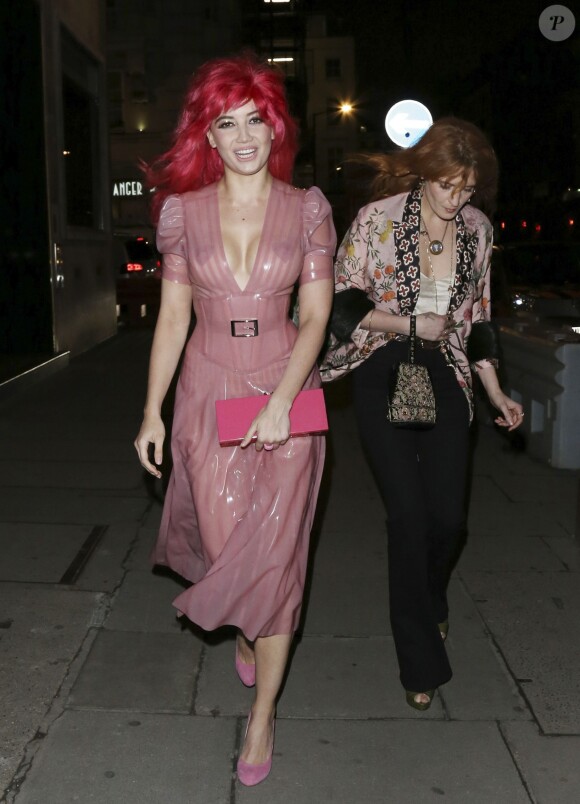 Daisy Lowe, dans une robe de latex rose transparente, fête son 27e anniversaire au Tape Club à Londres, le 29 janvier 2016.