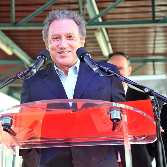 Michel Drucker célèbre ses 50 ans de télévision entouré de ses amis à l'occasion du passage du 'Train De La Télé' en gare de Caen, sa région natale, le 21 octobre 2014.