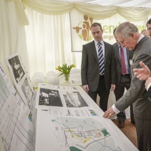 Le prince Charles en visite à l'association Send a Cow dont il est le président à Bath le 1er février 2016.